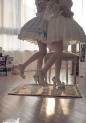 掀起裙子从后面挺进她的身体视频