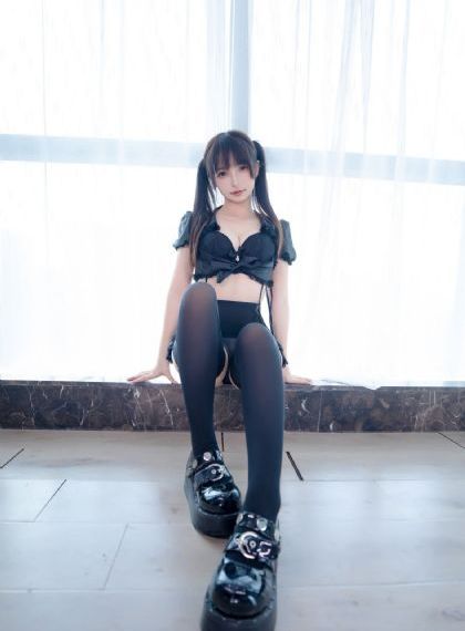 脱了她裙子摸进她的内裤亲吻网站
